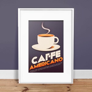 Puede incluir: Un póster enmarcado con un diseño retro que presenta una taza de café con vapor saliendo de ella. El texto en el póster dice "CAFFE AMERICANO" e incluye instrucciones para preparar la bebida: "SERVES TWO: 2 PARTS ESPRESSO, 2 PARTS HOT WATER STEAMED, FROTHED MILK FOR TOPPING (OPTIONAL)"
