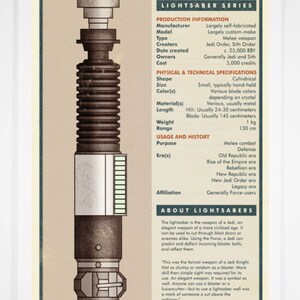 K&ouml;nnte beinhalten: Ein Vintage-Poster mit einer detaillierten Illustration von Obi-Wan Kenobis Lichtschwert. Das Poster enth&auml;lt Informationen &uuml;ber die Produktion des Lichtschwerts, seine physikalischen und technischen Spezifikationen, seine Verwendung und Geschichte sowie eine Beschreibung von Lichtschwertern im Allgemeinen. Der Text enth&auml;lt Details wie die L&auml;nge des Lichtschwerts (24-30 cm f&uuml;r den Griff und 145 cm f&uuml;r die Klinge), sein Gewicht (1 kg), seine Reichweite (130 cm) und seine Sch&ouml;pfer (Jedi-Orden und Sith-Orden).