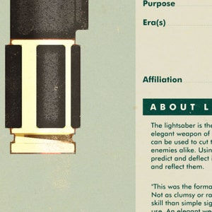 K&ouml;nnte beinhalten: Eine Nahaufnahme eines Lichtschwerts, einer fiktiven Waffe aus dem Star Wars-Universum. Das Lichtschwert ist ein langes, zylindrisches Objekt mit einer leuchtenden Klinge. Der Text "ABOUT THE LIGHTSABER" ist auf dem Bild zu sehen. Das Zitat "This was the form... Not as clumsy or random as a blaster; an elegant weapon for a more civilised age." wird Obi-Wan Kenobi zugeschrieben.