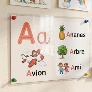 Peut inclure: Une affiche éducative rectangulaire présentant la lettre A en majuscule et minuscule. L'affiche illustre un ananas, un arbre, des amis et un avion avec les mots correspondants Ananas, Arbre, Ami et Avion inscrits en caractères noirs et rouges.