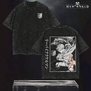 Könnte beinhalten: Ein schwarzes T-Shirt in Acid-Wash-Optik mit einem kleinen weißen Emblem auf der Brust. Die Rückseite zeigt eine große weiße Grafik einer Anime-Figur mit japanischem Text und demselben Emblem. Oben rechts steht der Text NEW WORLD.