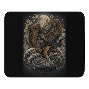 Könnte beinhalten: Ein rechteckiges Mauspad mit einer detaillierten Illustration eines goldenen Koi-Karpfens und eines grauen Drachen inmitten von wirbelnden Wellen, Wolken und rosa Kirschblüten unter einem Vollmond. Der Text Mythical Submission Co. EST. 2026 steht unten.
