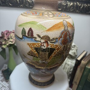 Vintage 13 w japońskiej ceramice Satsuma Samurai Warrior Lord Vase Crackle Glaze