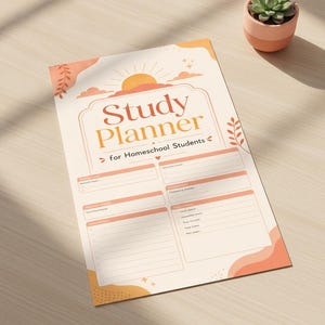 Op de afbeelding: Een rechthoekig studieplannerblad voor thuisonderwijs met een zonsopgangafbeelding, een warm oranje en crèmekleurig palet en georganiseerde secties voor dagelijkse doelen, opdrachten en taken, met een kleine vetplant in de buurt.