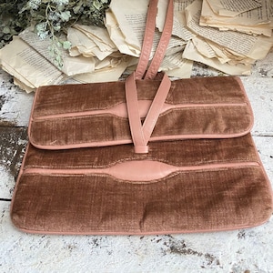 Cartera de mano o bolso de mano italiano de piel y tejido aterciopelado en color rosa salmón Fabricado en Italia