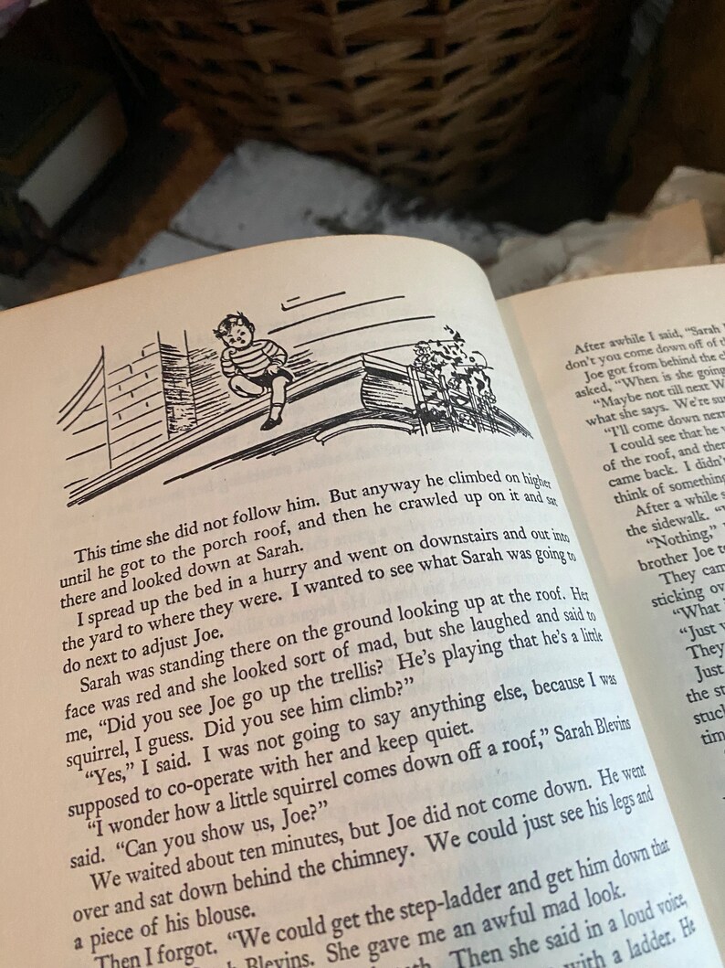 Puede incluir: Una ilustraci&oacute;n en blanco y negro de un ni&ntilde;o trepando por un techo. El ni&ntilde;o lleva una camisa a rayas y pantalones cortos. La ilustraci&oacute;n es de un libro infantil.