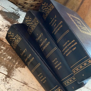 Puede incluir: Tres libros de tapa dura negros con letras doradas en los lomos. Los t&iacute;tulos son "A Treasury of American Literature", "A Treasury of American Literature", y "A Treasury of Humor and Toastmaster's Handbook".