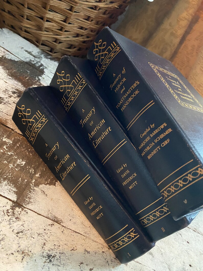 Puede incluir: Tres libros de tapa dura negros con letras doradas en los lomos. Los t&iacute;tulos son "A Treasury of American Literature", "A Treasury of American Literature", y "A Treasury of Humor and Toastmaster's Handbook".