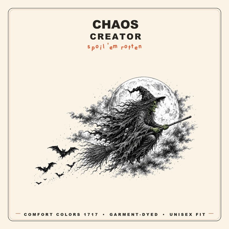 Op de afbeelding: Een grafisch ontwerp met een heks met een groene huid die op een bezemsteel voor een volle maan vliegt, omringd door wolken en vleermuizen. De tekst luidt CHAOS CREATOR, spoil 'em rotten, COMFORT COLORS 1717, GARMENT-DYED en UNISEX FIT.