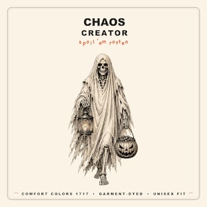 Pu&ograve; includere: Un design grafico raffigurante uno scheletro con una tunica con cappuccio logora, che tiene in mano una lanterna accesa e un secchiello a forma di zucca. Il testo recita: CHAOS CREATOR, spoil 'em rotten, COMFORT COLORS 1717, GARMENT-DYED, UNISEX FIT. Illustrazione in bianco e nero.