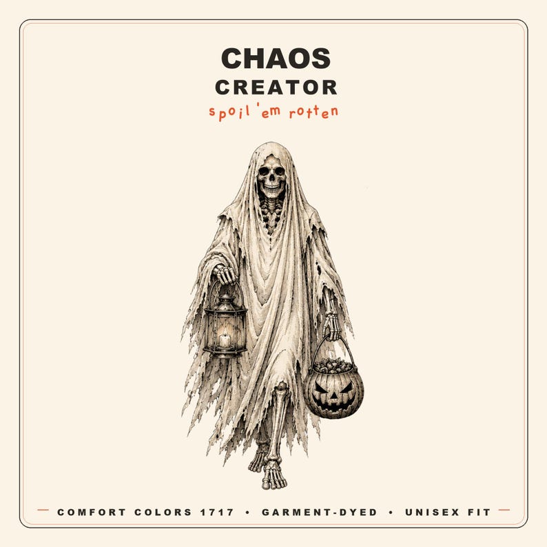 Pu&ograve; includere: Un design grafico raffigurante uno scheletro con una tunica con cappuccio logora, che tiene in mano una lanterna accesa e un secchiello a forma di zucca. Il testo recita: CHAOS CREATOR, spoil 'em rotten, COMFORT COLORS 1717, GARMENT-DYED, UNISEX FIT. Illustrazione in bianco e nero.