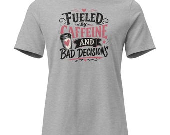 Aangedreven door cafeïne: slechte beslissingen - T-shirt met grafische print, een verweerd T-shirt voor koffieliefhebbers.