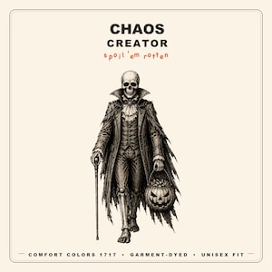Pu&ograve; includere: Un design grafico raffigurante uno scheletro vestito con un cappotto, un gilet e un cravattino in stile vittoriano logoro, che tiene in mano un bastone e un secchiello a forma di zucca. Testo: CHAOS CREATOR, spoil 'em rotten, COMFORT COLORS 1717, GARMENT-DYED, UNISEX FIT.