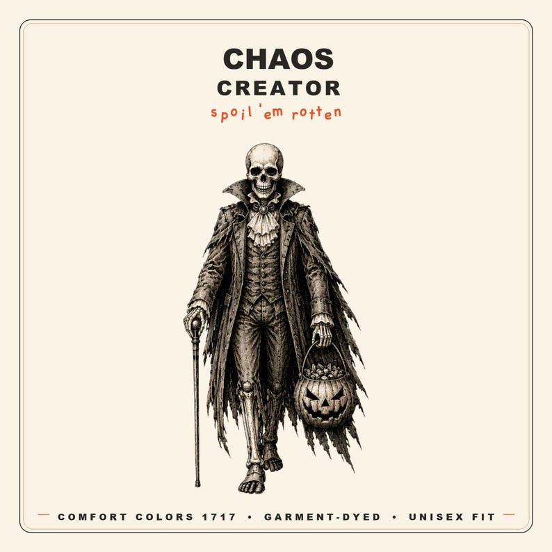 Pu&ograve; includere: Un design grafico raffigurante uno scheletro vestito con un cappotto, un gilet e un cravattino in stile vittoriano logoro, che tiene in mano un bastone e un secchiello a forma di zucca. Testo: CHAOS CREATOR, spoil 'em rotten, COMFORT COLORS 1717, GARMENT-DYED, UNISEX FIT.