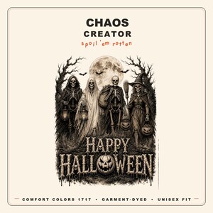 Pu&ograve; includere: Una t-shirt grafica con il testo CHAOS CREATOR, spoil 'em rotten e HAPPY HALLOWEEN. L'illustrazione raffigura quattro scheletri in una foresta sotto una luna piena, due che tengono lanterne, uno che trasporta un sacco e uno che tiene una scopa.