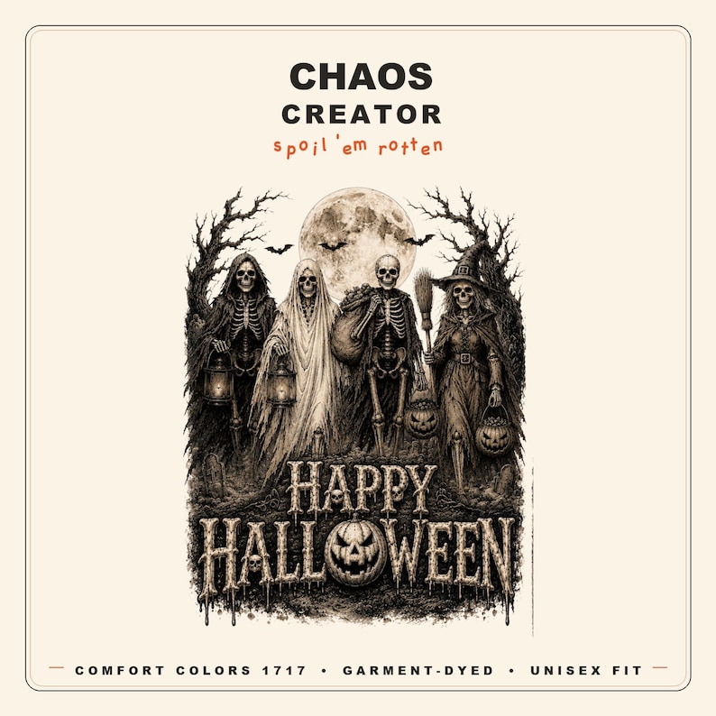 Pu&ograve; includere: Una t-shirt grafica con il testo CHAOS CREATOR, spoil 'em rotten e HAPPY HALLOWEEN. L'illustrazione raffigura quattro scheletri in una foresta sotto una luna piena, due che tengono lanterne, uno che trasporta un sacco e uno che tiene una scopa.