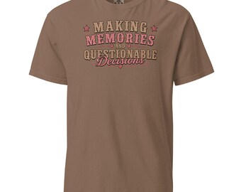 Maglietta con la scritta "Creare ricordi: decisioni discutibili", t-shirt grafica vintage, top umoristico retrò