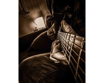 Póster vertical mate de guitarra en sepia / Fotografía musical, arte mural de instrumentos musicales