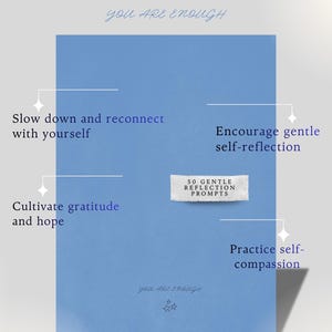 Peut inclure: Une carte rectangulaire bleu clair avec le texte 50 GENTAL REFLECTION PROMPTS et YOU ARE ENOUGH. Elle présente quatre points : Slow down and reconnect with yourself, Encourage gentle self-reflection, Cultivate gratitude and hope, et Practice self-compassion, avec une petite étiquette blanche indiquant 50 GENTLE REFLECTION PROMPTS.