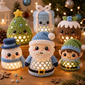 Op de afbeelding: Een verzameling van zes gehaakte kerstfiguren, waaronder een groene kerstboom, een blauwe geschenkdoos, een bruine pudding, een sneeuwpop, een kerstman en een elf, allemaal met interne verlichting en gedetailleerde rasterpatronen.