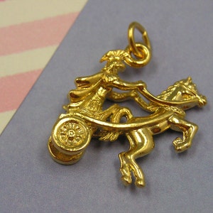 T3 Gold Roman Greek Chariot and Horse Charm - Roma Italia Atenas Grecia Venecia El Vaticano