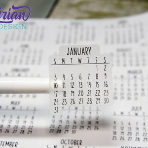 Kleine Monatliche Sticker (Sonntag Start) für Planer und Journals. Januar - Dezember. 2021- 2024, 2025, 2026 und 2027 - Charley Font