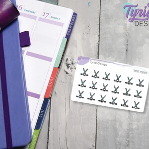 Pu&ograve; includere: Un foglio di adesivi con un design di bastone da hockey e disco. Gli adesivi sono bianchi con contorni neri e accenti turchesi. Il testo "TeeNY HOCKEY" &egrave; stampato in nero nella parte superiore del foglio.