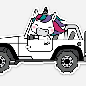 Puede incluir: Un unicornio de dibujos animados blanco con una melena rosa, morada y turquesa y un cuerno conduce un jeep blanco con neum&aacute;ticos negros. El jeep conduce sobre un fondo blanco y tiene una estela de humo saliendo del escape.