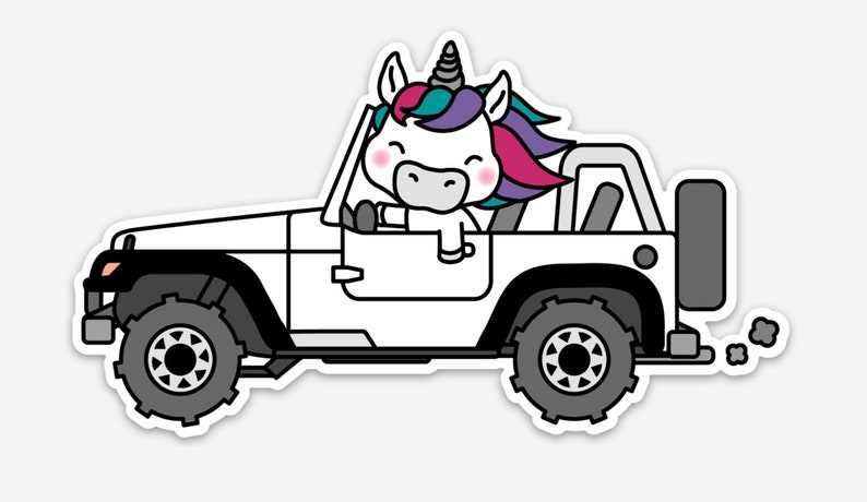 Puede incluir: Un unicornio de dibujos animados blanco con una melena rosa, morada y turquesa y un cuerno conduce un jeep blanco con neum&aacute;ticos negros. El jeep conduce sobre un fondo blanco y tiene una estela de humo saliendo del escape.
