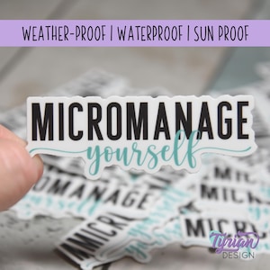 Pode incluir: Um adesivo branco com texto preto que diz "MICROMANAGE yourself" em uma fonte cursiva. O texto "yourself" está em azul turquesa.