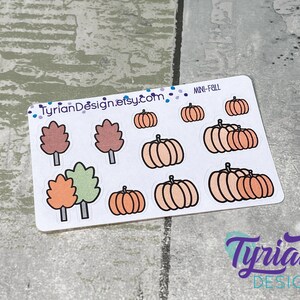 Mini feuille d’autocollants d’arbres d’automne et de citrouilles. Autocollants mignons de citrouilles et d’arbres d’automne dessinés à la main, parfaits pour les planificateurs, les journaux et les calendriers