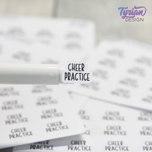 Könnte beinhalten: Ein Blatt mit weißen Aufklebern, auf denen der Text "CHEER PRACTICE" gedruckt ist. Die Aufkleber sind in Reihen und Spalten angeordnet.