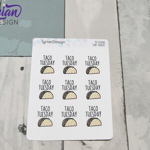 Peut inclure: Une feuille de neuf autocollants blancs avec un taco de dessin anim&eacute; et le texte "Taco Tuesday" sur chaque autocollant.