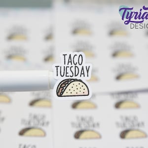Peut inclure: Une feuille d'autocollants blancs avec un taco de dessin anim&eacute; et le texte "Taco Tuesday".