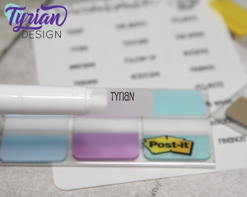 K&ouml;nnte beinhalten: Ein wei&szlig;er Markierstift mit einem durchsichtigen Etikett, auf dem "Tyrian" steht. Der Stift liegt auf einem Satz bunter Haftnotizen.