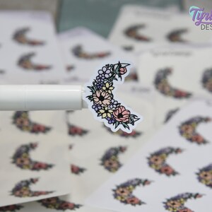 Pastell Blumen Mond Aufkleber | Frühlingsblume Mond | 9 Sticker pro Bogen | 1 x 1,1 "Aufkleber Größe | | 3,5 x 4,5" Blatt | Weiß oder Transparent Matt