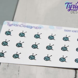 K&ouml;nnte beinhalten: Eine Blatt mit Aufklebern von tealblauen und schwarzen Wollkn&auml;ueln mit dem Text "TEENY-KNITTING" und "TyrianDesign.co" auf dem Blatt.