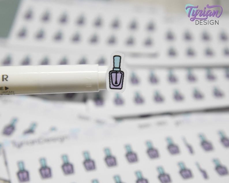 Op de afbeelding: Een vel met transparante stickers met een ontwerp van een paarse nagellak fles. De stickers zijn gerangschikt in rijen en kolommen. De stickers zijn op een witte achtergrond.