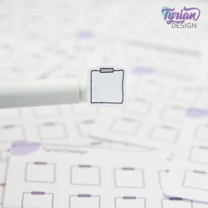 Pode incluir: Um adesivo branco com um contorno preto de uma prancheta com um clipe cinza. O adesivo está em uma superfície branca com outros adesivos no fundo.