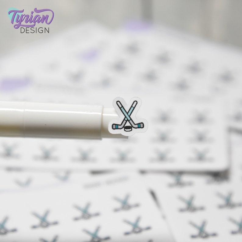 Pu&ograve; includere: Un foglio di adesivi trasparenti con un design di bastone da hockey e disco. Gli adesivi sono piccoli e perfetti per aggiungere un tocco di spirito di hockey al tuo planner, laptop o bottiglia d'acqua.