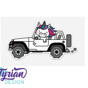 Puede incluir: Un jeep blanco con un unicornio conduciendo. El unicornio tiene una melena y un cuerno rosa, morado y azul. El jeep tiene neum&aacute;ticos negros y un parachoques negro.