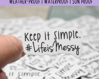 Keep it Simple Life is Messy | Vinylaufkleber | Wasserfest, wetterfest und langlebig | 5 x 2,5 cm | #LifeisMessy | Becheraufkleber