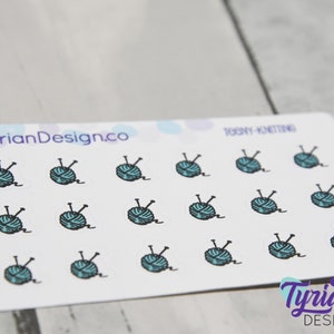 K&ouml;nnte beinhalten: Eine Blatt mit 18 Aufklebern mit blaugr&uuml;nen und schwarzen Wollkn&auml;ueln mit Stricknadeln. Oben auf dem Blatt steht "Tiny Knitting" und "TyrianDesign.co".