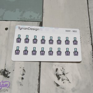 Op de afbeelding: Een vel stickers met 18 kleine illustraties van nagellak flesjes. De flesjes zijn lichtpaars met een lichtblauwe dop en een witte omtrek. De tekst "TEENY - NAILS" staat bovenaan het vel. De tekst "TyrianDesign" staat linksboven op het vel.