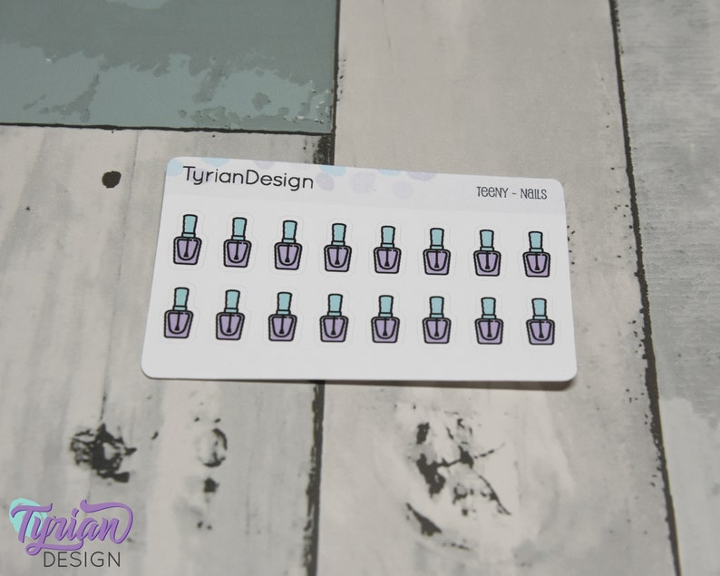 Op de afbeelding: Een vel stickers met 18 kleine illustraties van nagellak flesjes. De flesjes zijn lichtpaars met een lichtblauwe dop en een witte omtrek. De tekst "TEENY - NAILS" staat bovenaan het vel. De tekst "TyrianDesign" staat linksboven op het vel.
