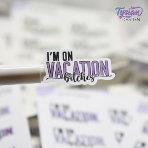 Je suis en vacances autocollants | Options de couleur | 8 autocollants par feuille | Taille de l'autocollant de 1,43 x 0,83 po. | Feuille de 3,5 x 4,5 po. | Blanc ou transparent mat