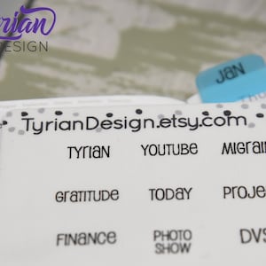 K&ouml;nnte beinhalten: Ein wei&szlig;er Aufkleberbogen mit schwarzem Text und grauen Punkten. Der Text enth&auml;lt "Tyrian Design.etsy.com", "Tyrian", "YouTube", "Migraine", "Dankbarkeit", "Heute", "Projekte", "Finanzen", "Fotoshow" und "DVSF".