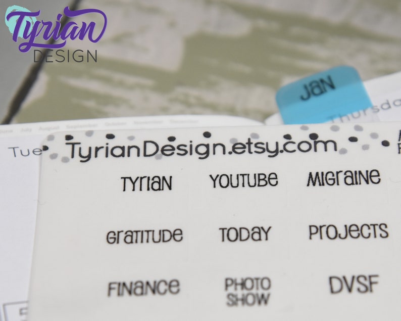 K&ouml;nnte beinhalten: Ein wei&szlig;er Aufkleberbogen mit schwarzem Text und grauen Punkten. Der Text enth&auml;lt "Tyrian Design.etsy.com", "Tyrian", "YouTube", "Migraine", "Dankbarkeit", "Heute", "Projekte", "Finanzen", "Fotoshow" und "DVSF".