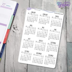 Kleine maandstickers (maandagstart) voor planners en tijdschriften. Januari - december transparant weergegeven. 2024, 2025, 2026 en 2027 - Charley Font
