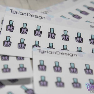 Op de afbeelding: Een vel stickers met meerdere afbeeldingen van nagellak flesjes. De stickers zijn wit met zwarte contouren en hebben een lichtpaarse en lichtblauwe kleurstelling. De tekst "TyrianDesign" staat op de stickers.